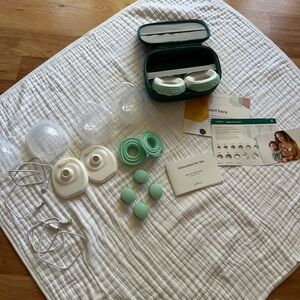 Willow Go Breast Pump and Carrying Case